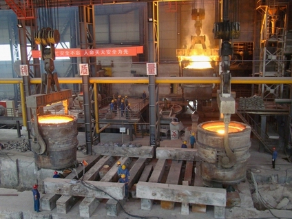 興榮公司成功澆注單重146.9噸的側架下部鑄件